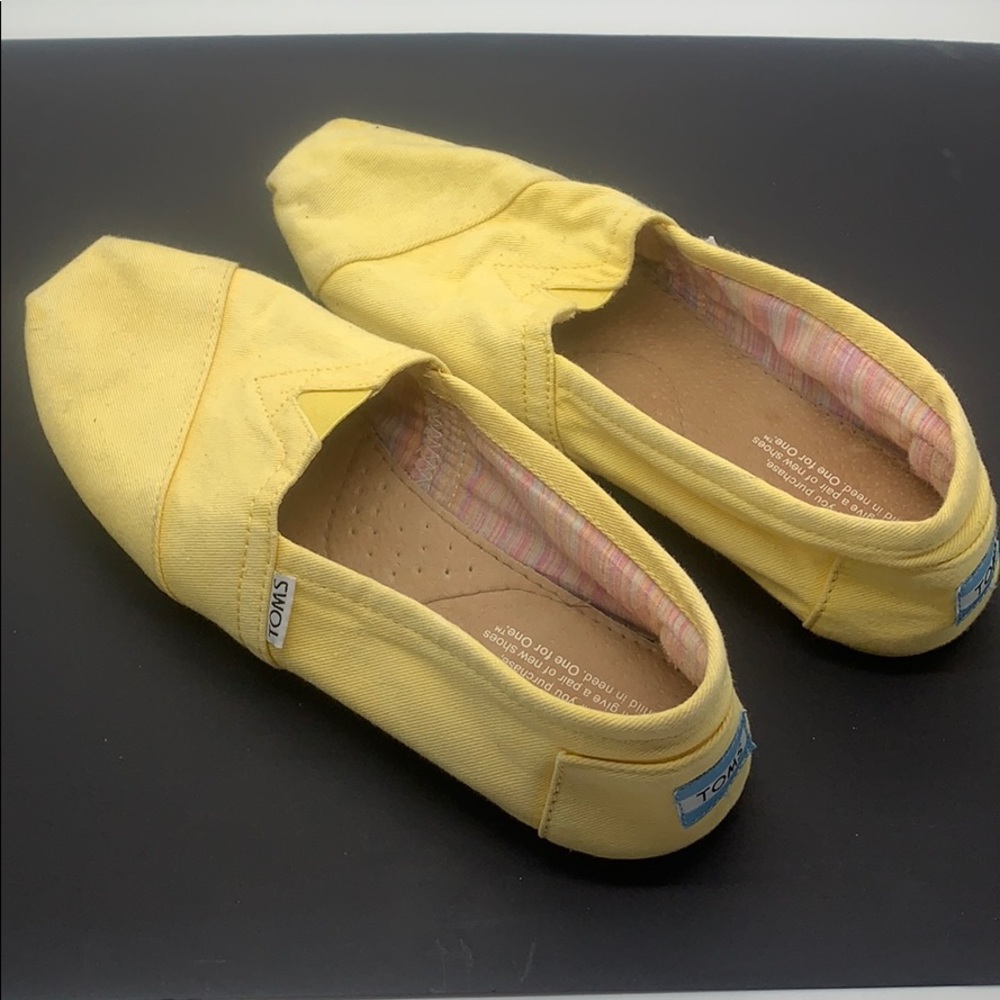 Yellow TOMS W8.5